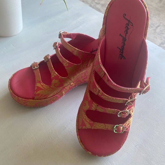 New Free People Huffman Buckle Wedge Heels size 40 - Picture 3 of 10
